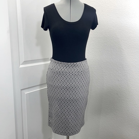 Soho Apparel Dresses & Skirts - Soho Apparel Geometric Stretch Pencil Skirt